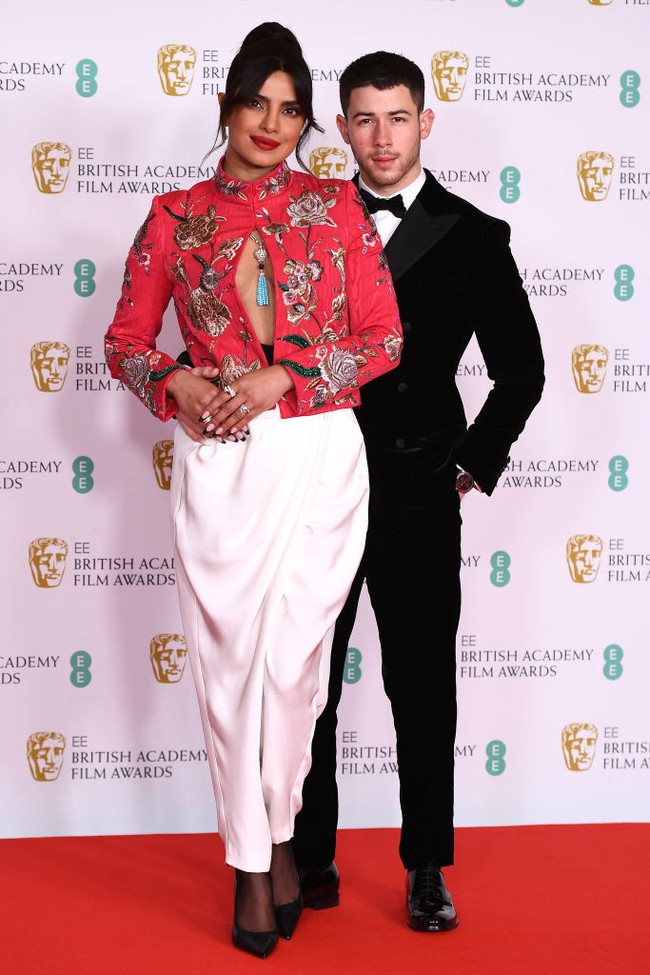 Aktris Priyanka Chopra menjadi salah satu presenter malam itu. Kebetulan pula, film White Tiger yang dia bintangi sekaligus produseri mendapat tujuh nominasi di BAFTAs tahun ini. Aktris berdarah India ini pun tak mau melewatkan momen spesial tersebut dengan gaya yang biasa-biasa saja. (Foto: Getty Images/Jeff Spicer)