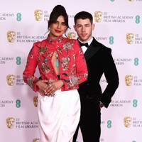 Aktris Priyanka Chopra menjadi salah satu presenter malam itu. Kebetulan pula, film White Tiger yang dia bintangi sekaligus produseri mendapat tujuh nominasi di BAFTAs tahun ini. Aktris berdarah India ini pun tak mau melewatkan momen spesial tersebut dengan gaya yang biasa-biasa saja. (Foto: Getty Images/Jeff Spicer)