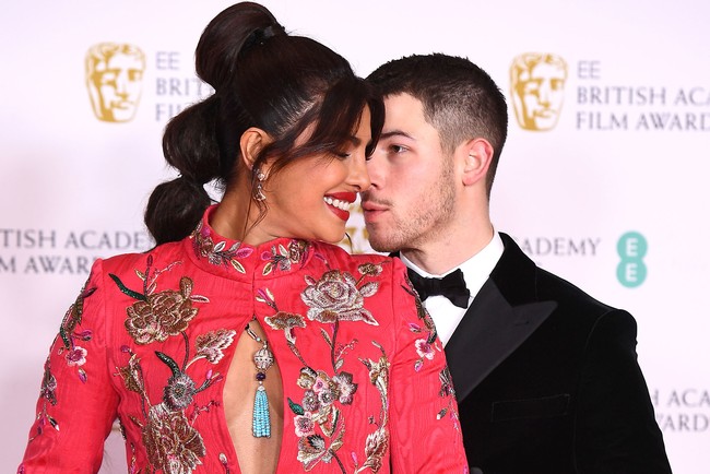 Nick Jonas pun tak kalah stylish. Penyanyi sekaligus aktor 28 tahun itu tampak gagah dengan tuksedo hitam yang dipadu dengan dasi kupu-kupu. (Foto: Getty Images/Jeff Spicer)