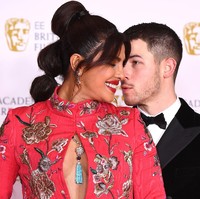 Nick Jonas pun tak kalah stylish. Penyanyi sekaligus aktor 28 tahun itu tampak gagah dengan tuksedo hitam yang dipadu dengan dasi kupu-kupu. (Foto: Getty Images/Jeff Spicer)