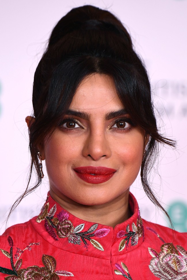 Rambut yang dikuncir ala Putri Jasmine dari Aladdin menyumbangkan nuansa timur-tengah pada penampilan perempuan 38 tahun itu. (Foto: Getty Images/Jeff Spicer)