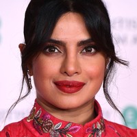 Rambut yang dikuncir ala Putri Jasmine dari Aladdin menyumbangkan nuansa timur-tengah pada penampilan perempuan 38 tahun itu. (Foto: Getty Images/Jeff Spicer)