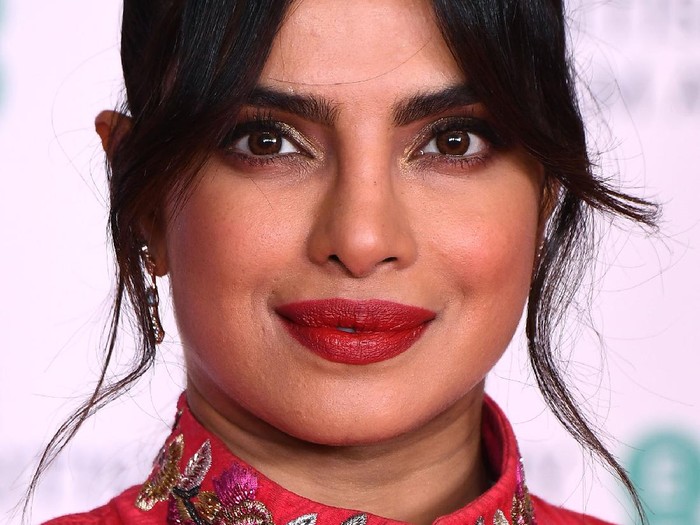 Priyanka Chopra di BAFTAs LONDON, ENGLAND - APRIL 11: Awards Presenter Priyanka Chopra Jonas attends the EE British Academy Film Awards 2021 at the Royal Albert Hall on April 11, 2021 in London, England. (Photo by Jeff Spicer/Getty Images)