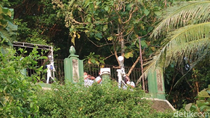 Prosesi pengamatan hilal di Bukit Syekh Bela Belu, Kapanewon Kretek, Kabupaten Bantul, Senin (12/4/2021).