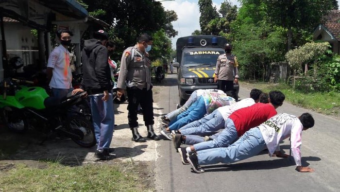 Puluhan Siswa Konvoi Dihukum Push Up di Banyuwangi