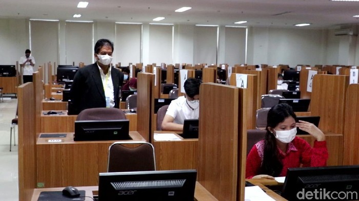 Rektor UNS meninjau pelaksanaan UTBK SBMPTN hari pertama.