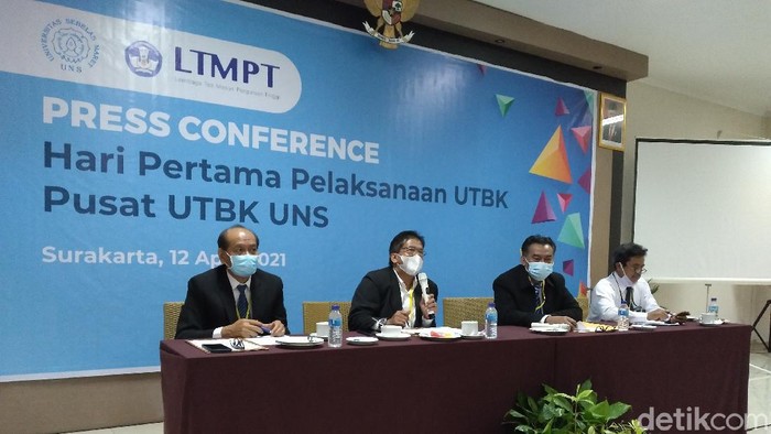 Rektor UNS meninjau pelaksanaan UTBK SBMPTN hari pertama.