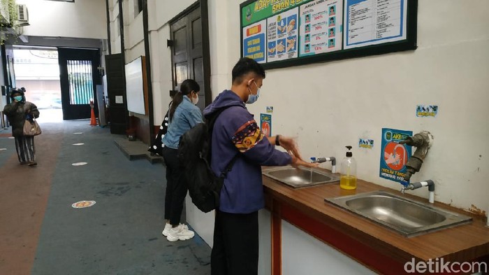 Ribuan peserta UTBK Sbmptn di ITB diwajibkan menggunakan masker medis