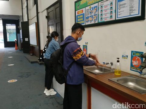 Ribuan peserta UTBK Sbmptn di ITB diwajibkan menggunakan masker medis
