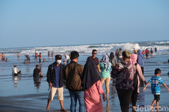 Ribuan Wisatawan Jejali Kawasan Parangtritis, Masih Banyak yang Copot Masker