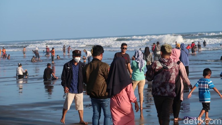 Ribuan Wisatawan Jejali Kawasan Parangtritis, Masih Banyak yang Copot Masker Ribuan Wisatawan Jejali Kawasan Parangtritis, Masih Banyak yang Copot Masker
