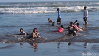 Namun pada kenyataannya, wisatawan tidak mengikuti perintah tersebut. Mereka tetap saja cuek dan tetap asyik dengan kegiatannya masing-masing. (Pradito Rida Pertana/detikTravel)
