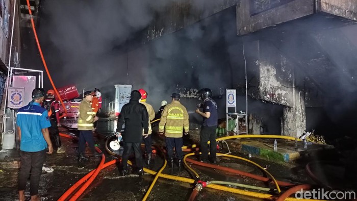 Robot pemadam kebakran LUF-60 bantu padamkan api di kebakaran Pasar Inpres, Pasar Minggu (sachril/detikcom)