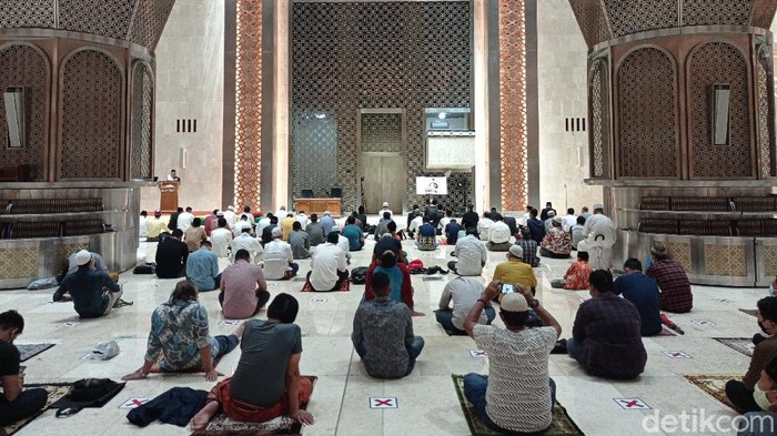 Salat tarawih berjamaah di Masjid Istiqlal (Sahril/detikcom)