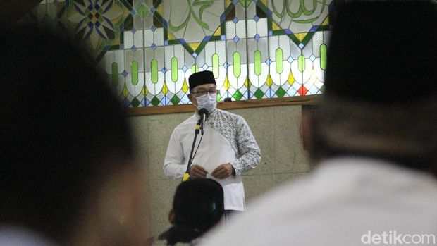Salat tarawih pertama di Masjid Pusdai, Bandung.