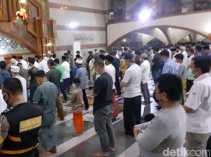 Salat Tarawih Pertama di Masjid Pusdai Bandung, Ridwan Kamil: Jaga Prokes