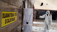 Penyemprotan dilakukan sebagai upaya sterilisasi virus Corona atau COVID-19 agar proses ibadah Ramadhan di masjid tersebut berjalan lancar.  