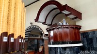 Halaman masjid hingga kamar mandi juga disemprot disinfektan.  