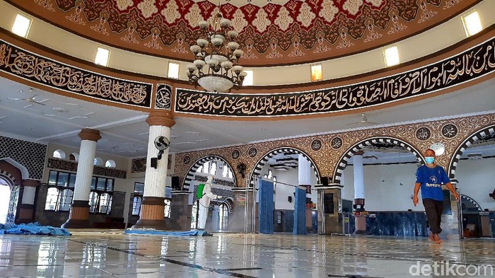 Menyambut datangnya bulan suci Ramadhan 2021, Badan Penanggulangan Bencana Daerah (BPBD) Kabupaten Banyumas menyemprot Masjid Agung Baitussalam Purwokerto dengan cairan disinfektan.