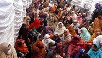Warga menunggu untuk menerima bantua makanan untuk bulan puasa Ramadhan di Lahore, Pakistan. AP Photo/K.M. Chaudary  