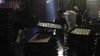Pembuat roti Afghanistan menyiapkan manisan di toko roti tradisional menjelang bulan puasa Ramadhan, di Kabul, Afghanistan. AP Photo/Rahmat Gul  