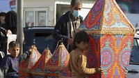 Orang-orang berbelanja lampion tradisional untuk bulan suci Ramadhan di pasar utama di Kota Gaza, Palestina. AP Photo/Adel Hana  