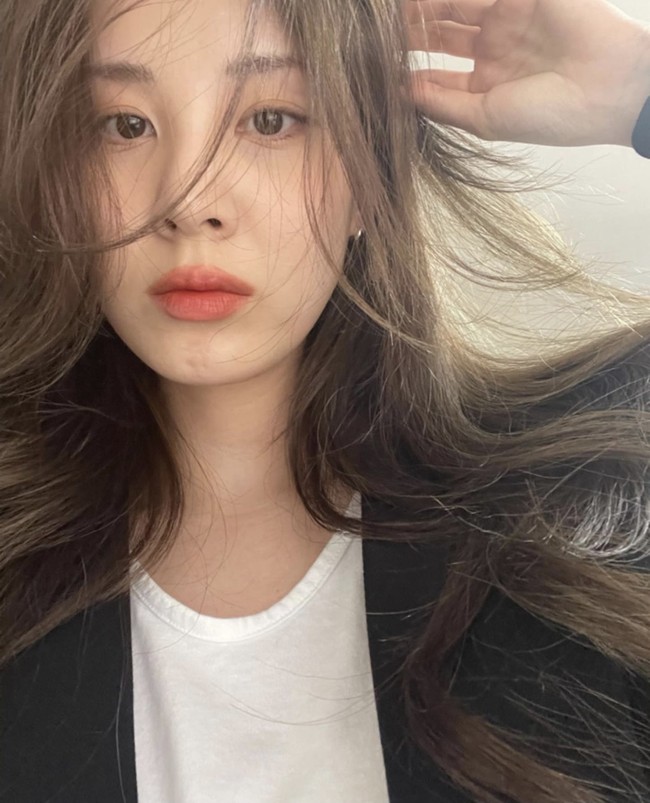 Pada Minggu (11/4) kemarin, tim produksi drama Korea Time mengungkap perilaku kasar Kim Jung Hyun pada Seohyun selama syuting. Ia dikabarkan mengelap tangannya dengan tisu basah setelah bersentuhan dengan sang aktris. Foto: dok seojuhyun_s