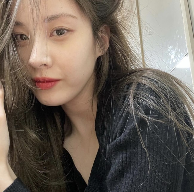 Selama konferensi pers berlangsung, Kim Jung Hyun menunjukkan raut wajah datar tanpa ekspresi. Sang aktor pun menolak untuk menggandeng tangan Seohyun Girls’ Generation dan berdiri dekat dengannya. Foto: dok seojuhyun_s