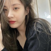 Selama konferensi pers berlangsung, Kim Jung Hyun menunjukkan raut wajah datar tanpa ekspresi. Sang aktor pun menolak untuk menggandeng tangan Seohyun Girls’ Generation dan berdiri dekat dengannya. Foto: dok seojuhyun_s