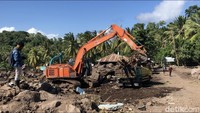 Sejumlah alat berat masih beroperasi di lokasi tersebut. 