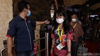 Terlihat pula wajah nakes yang ceria karena ada momen liburan seperti ini. Diketahui pula kasus aktif di RSDC Wisma Atlet telah menurun saat ini tersisa 21 persen dari kapasitas.  