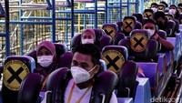 Para nakes ini berangkat menggunakan mobil truk milik TNI.  