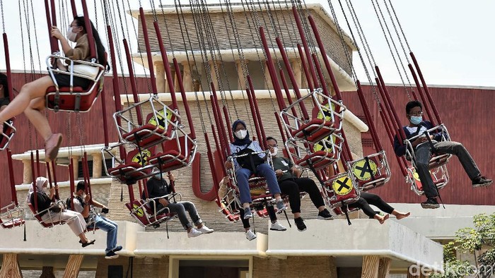 Ratusan tenaga kesehatan Rumah Sakit Darurat COVID-19 Wisma Atlet berekreasi di kawasan Dunia Fantasi (Dufan), Ancol, Jakarta Utara, Senin (12/4).