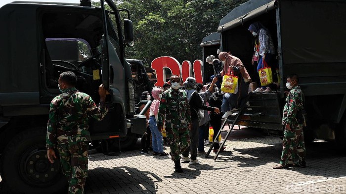 Ratusan tenaga kesehatan Rumah Sakit Darurat COVID-19 Wisma Atlet berekreasi di kawasan Dunia Fantasi (Dufan), Ancol, Jakarta Utara, Senin (12/4).