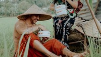Melakukan pemotretan Sibad dan Krisjiana Baharudin mengusung konsep tradisional. Berperan sebagai suami istri petani yang mengantarkan makanan ke sawah. Foto: Instagram @sitibadriah