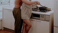 Keromantisan mereka berdua juga terlihat pada momen memasak. Bahkan untuk menggoreng makanan saja, sampai dilakukan berdua. Foto: Instagram @sitibadriah