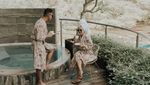 Romantisnya Siti Badriah dan Krisjiana Baharudin saat Makan di Tepi Pantai