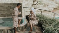 Nah, ini adalah momen liburan pedangdut yang akrab disapa Sibad dan Krisjiana Baharudin. Sambil menikmati pemandangan, keduanya asyik menyeruput kopi. Foto: Instagram @sitibadriah