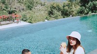Tak kalah romantis, momen yang satu ini memperlihatkan Krisjiana Baharudin tengah floating breakfast. Sementara Siti Badriah menemani di pinggir kolam renang sambil menikmati minuman. Foto: Instagram @sitibadriah