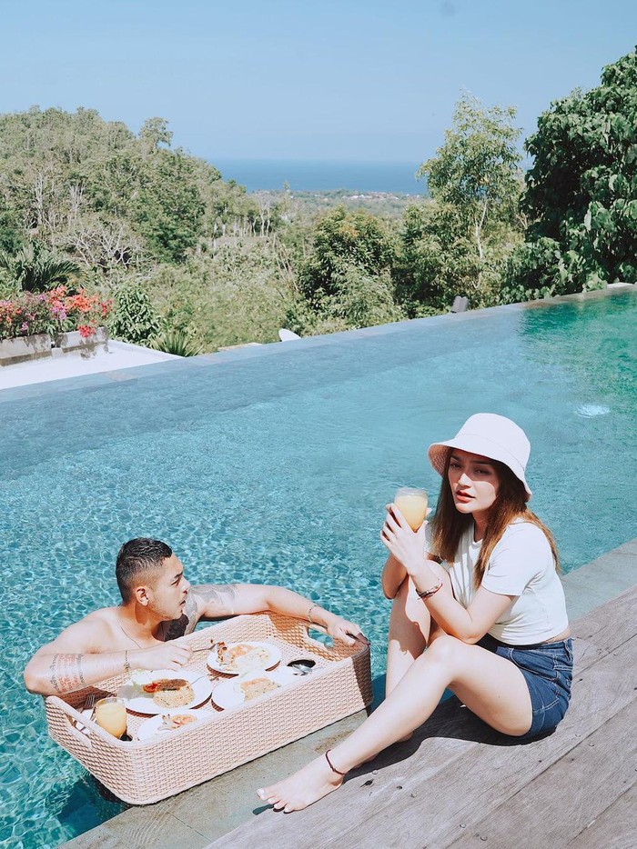 Siti Badriah Romantisnya Siti Badriah dan Krisjiana Baharudin saat Makandii Tepi Pantai