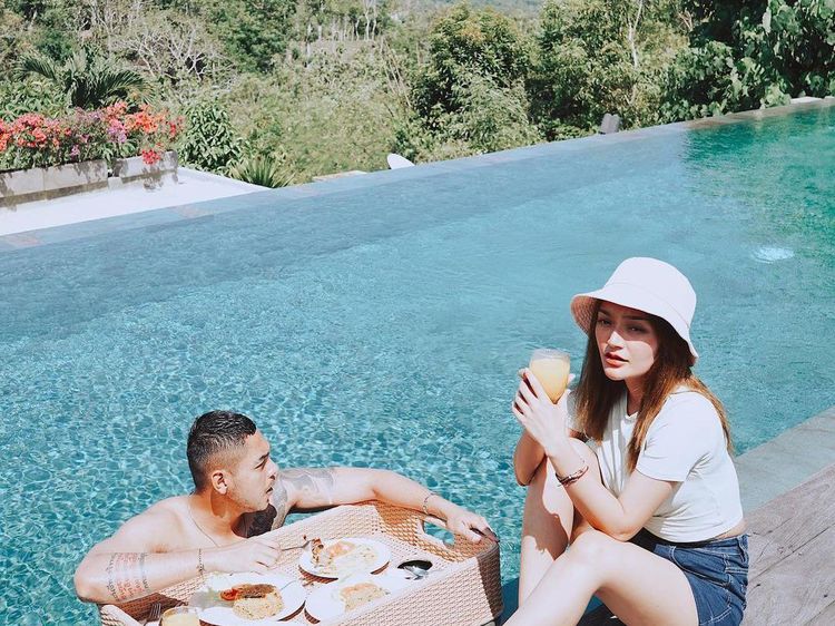 Romantisnya Siti Badriah dan Krisjiana Baharudin saat Makan di Tepi Pantai