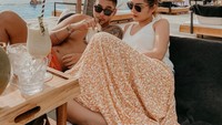 Ini pose keren Siti Badriah dan Krisjiana Baharudin saat menikmati minuman di pinggir infinity pool. Semakin indah pemandangan karena menghadap ke laut langsung. Foto: Instagram @sitibadriah
