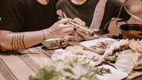 Meski makan di rumah, tetapi keseruan Siti Badriah dan Krisjiana Baharudin tetap terlihat. Bahkan keduanya tampak tak sabar menikmati hidangan di meja. Foto: Instagram @sitibadriah