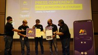 Business Group Head Bank Mega Syariah (BMS) Rasmoro Pramono Aji, Direktur Operation & Transformation BMS Slamet Riyadi, Direktur Risk & Compliance BMS Marjana, Direktur Utama BMS Yuwono Waluyo, Product Development & Digital Banking Division Head BMS Ananta Bagus saat prelaunching Aplikasi Mobile Banking, M Syariah, di Jakarta, Senin (12/4/2021).
