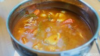 Untuk menu yang tersedia, South Kitchen menawarkan makanan khas Indonesia dan Asia. Salah satu yang menjadi andalan adalah Tom Yum Ayam (Rp 60.000). Foto: detikcom/Riska Fitria