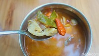 Isiannya dilengkapi dengan daging ayam dan jamur merang yang dipotong-potong kasar. Kuahnya terasa gurih dan asam yang menyegarkan. Foto: detikcom/Riska Fitria