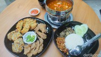 Ada dua bakwan yang diisi jagung dan wortel, dua tahu isi yang berisi bihun, wortel dan tauge, kulit ayam dan juga sayap ayam. Foto: detikcom/Riska Fitria