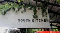 Oya, di South Kitchen juga terdapat area parkir yang bisa ditempati mobil, motor dan sepeda. Namun, area parkirnya tidak terlalu luas Foto: detikcom/Riska Fitria