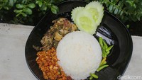 Selain itu, ada juga Nasi Cumi Lado Ijo (Rp 35.000) yang sangat menggugah selera. Seporsinya dilengkapi dengan kering kentang, kacang tanah dan tempe orek kering. Foto: detikcom/Riska Fitria