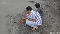 Biasanya ziarah kubur itu dilakukan secara bersama-sama, terutama oleh warga korban lumpur dari Kelurahan Siring Kecamatan Porong. Namun karena kondisi cuaca tidak dimungkinkan ziarah kubur secara bersama-sama tidak dilakukan.